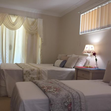 Theme Parks Amituofo Homestay Gold Coast Szoba fotó