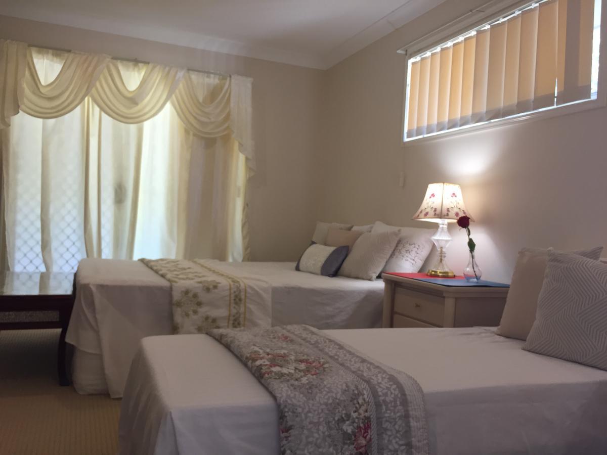 Theme Parks Amituofo Homestay Gold Coast Szoba fotó